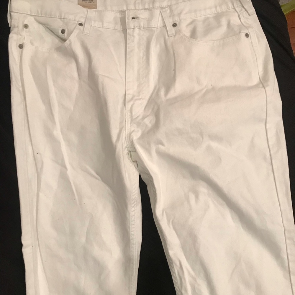 Men’s white Levi’s jean